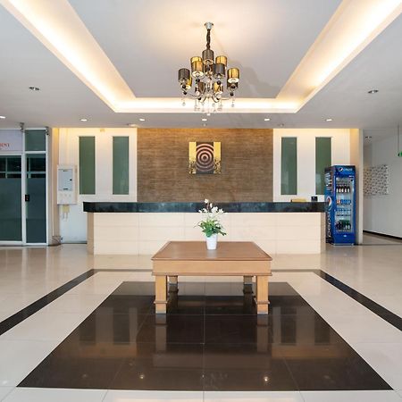 Leenova Place Bangkok Exterior photo