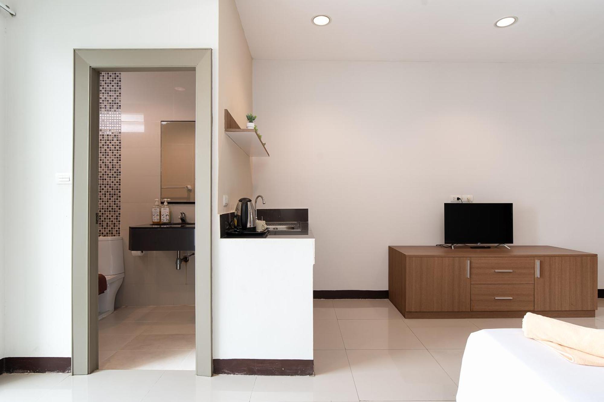 Leenova Place Bangkok Exterior photo