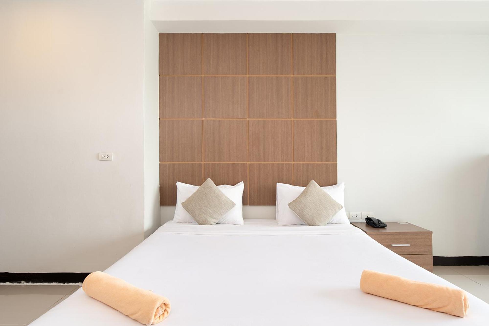 Leenova Place Bangkok Exterior photo